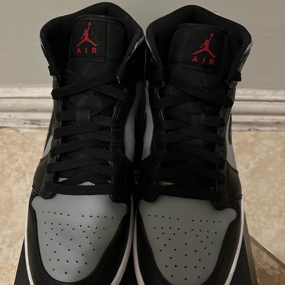 Name of the shoe is Jordan 1 mid ‘shadow’ size:10.5 condition: good - Picture 2 of 3